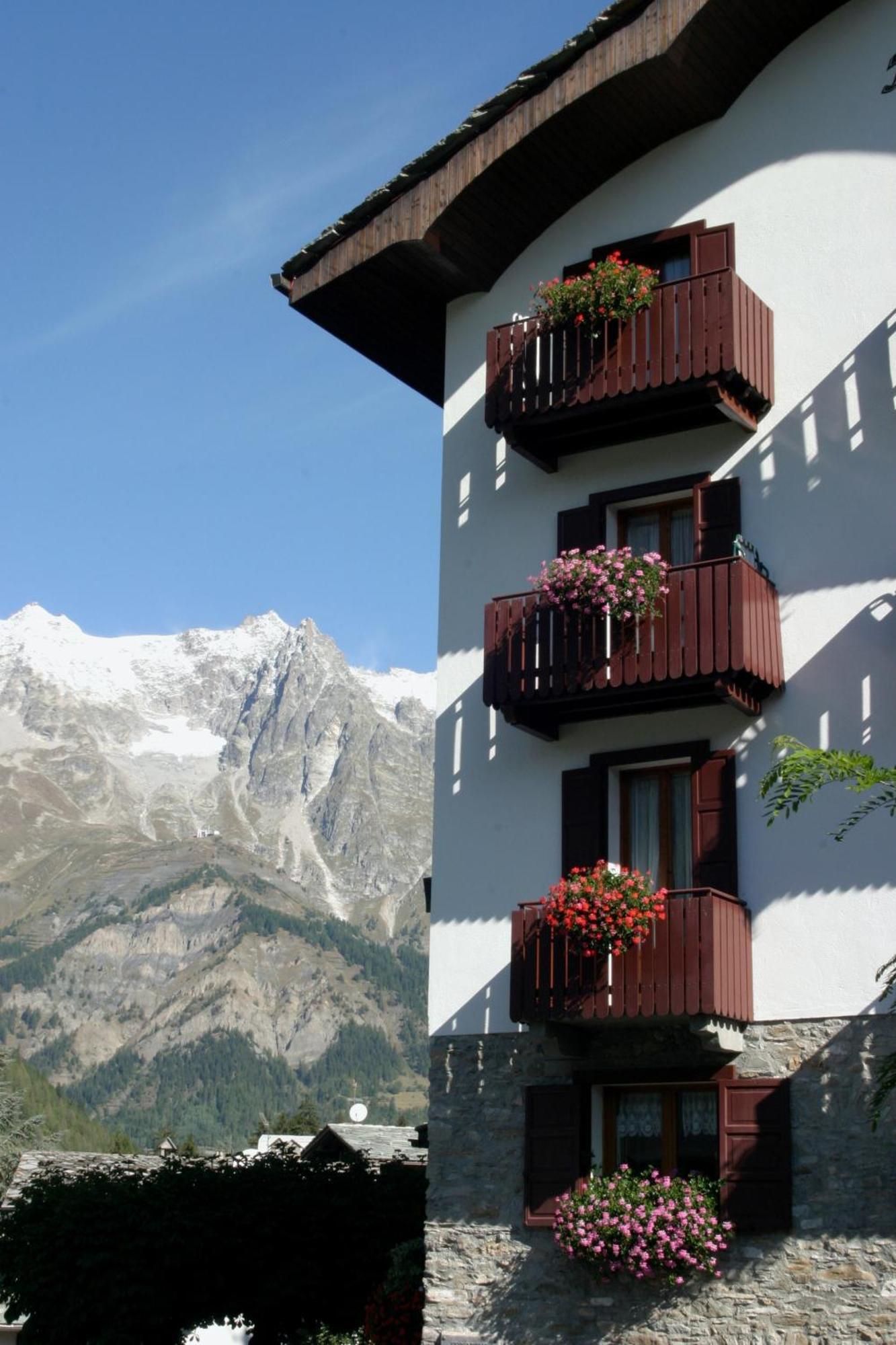 Hotel Berthod Courmayeur Exterior photo